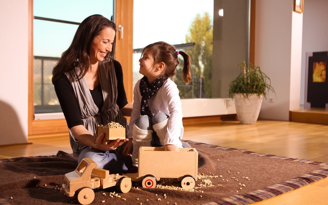 Zuhause heizen mit hochwertigen Holzpellets mit einer geförderten Pelletsheizung © proPellets Austria