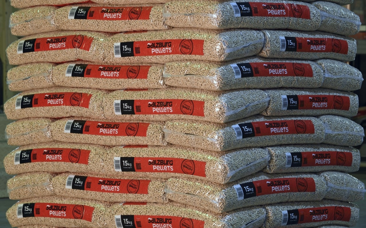 10 oder 15 Kilogramm Pelletssäcke auf Paletten