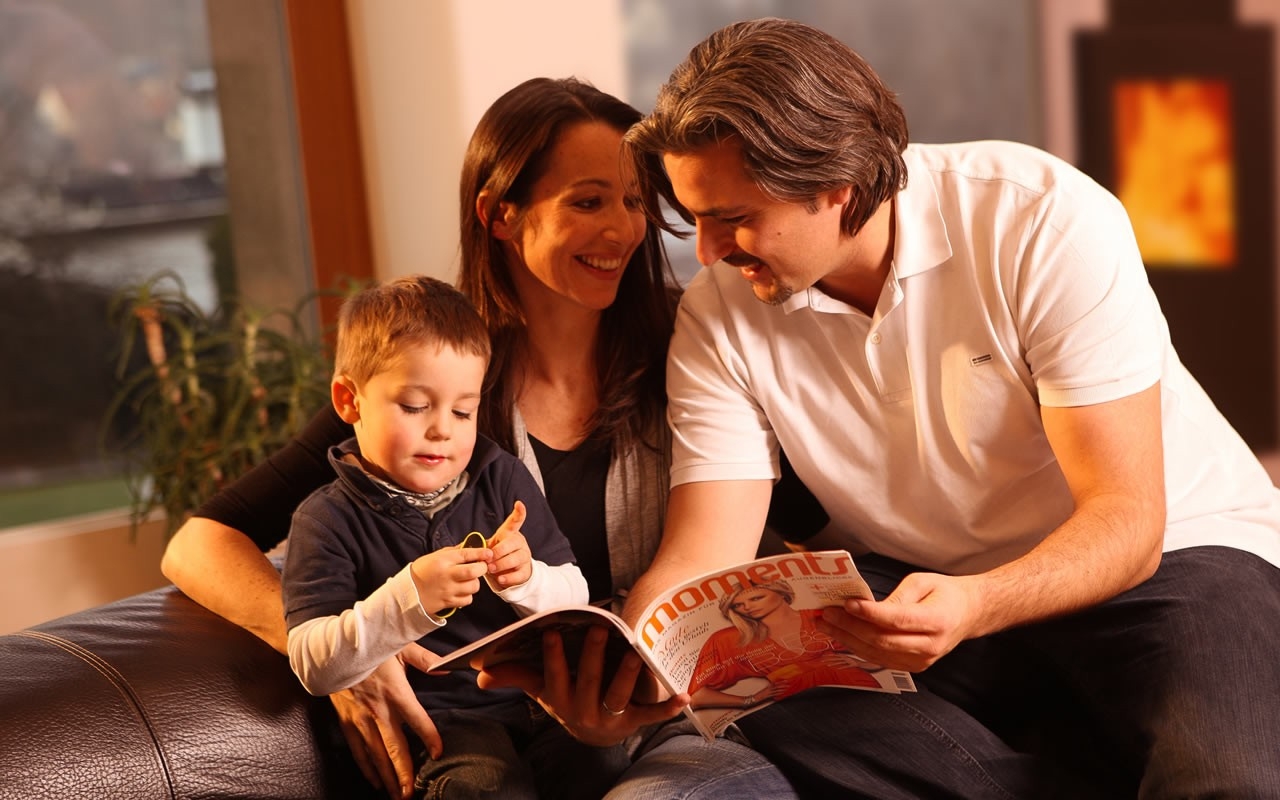 Familie vor Pelletsheizung © proPellets Austria