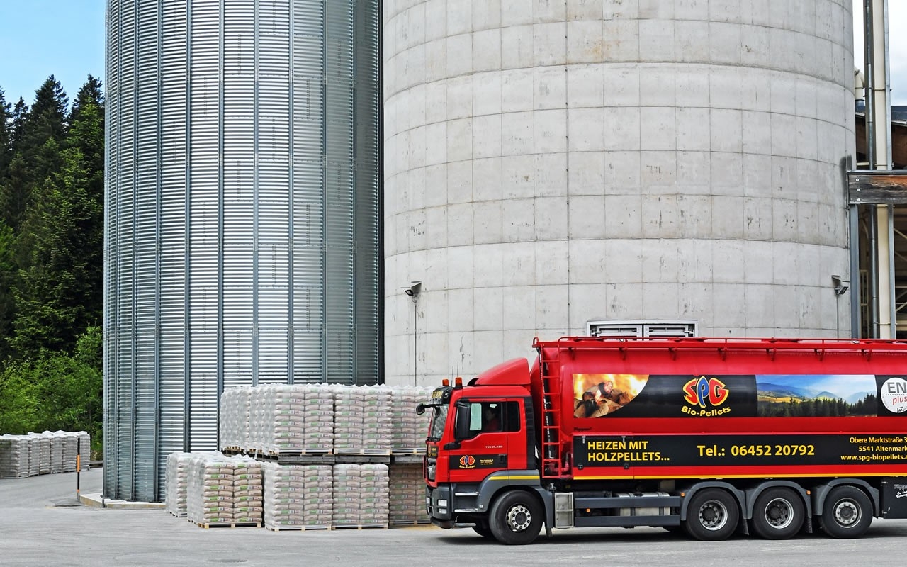 SPG LKW vor dem Silo im Pelletswerk in Abtenau